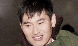 大衣哥玩手机被爆料视频,意外曝光日常瞬间