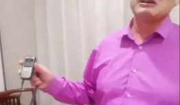 大衣哥玩手机被爆料视频,意外曝光日常瞬间