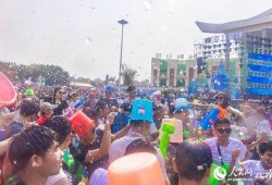 热点爆料云南泼水节视频,水花飞溅，欢乐无限