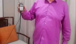 大衣哥玩手机被爆料视频,意外曝光日常瞬间