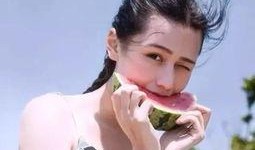 网红母女吃瓜图片,网红家庭日常趣味瞬间